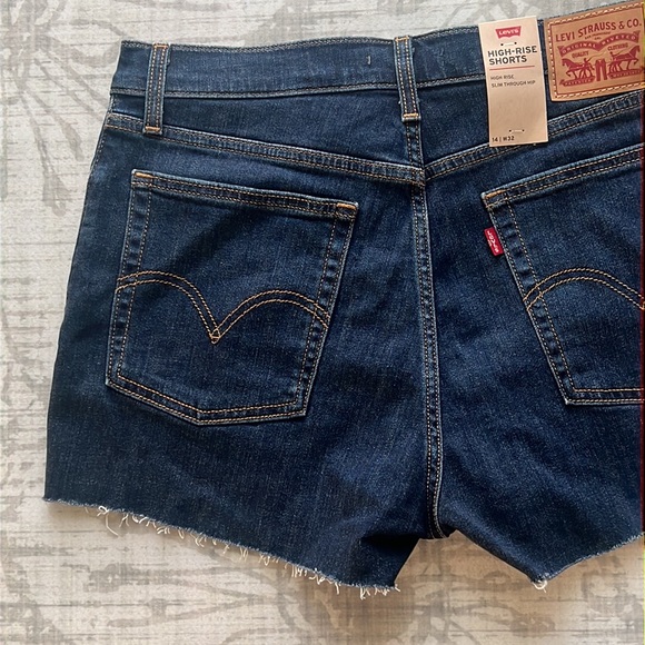 Levi’s HIGH RISE SLIM THROUGH HIP SHORTS 14 | W32 - Picture 9 of 13